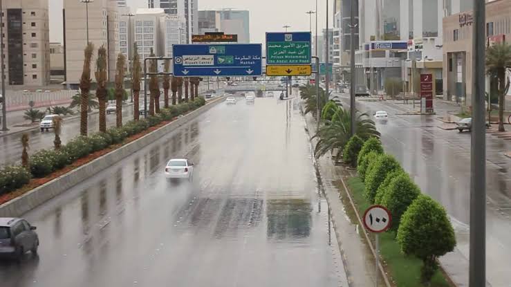 أمطار رعدية وسيول على مكة والرياض اليوم